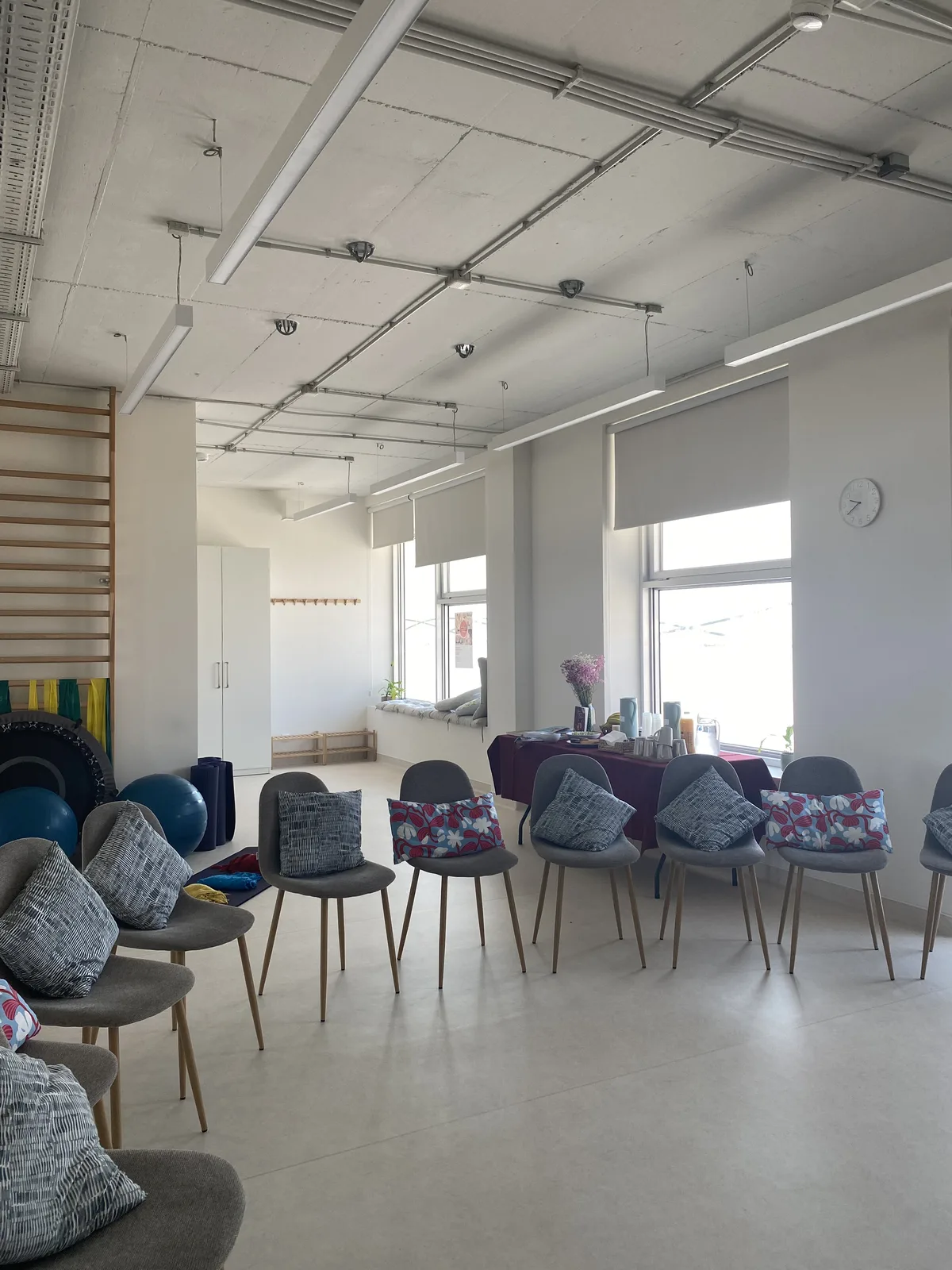 Sala preparada para o Curso de Preparação para o Parto, com cadeiras dispostas em círculo